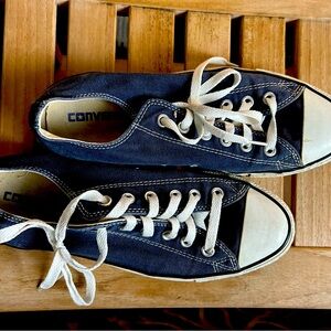 Converse Men’s blue low tops walking shoes.  Good condition, - size 8.